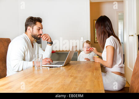 Familie zusammen zu Hause - typische Geschlechterrolle Stockfoto