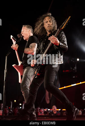 Kirk Hammett, Gitarrist und James Hetfield, Frontmann von Metallica durchführen während des Konzerts für Tapferkeit 11. November 2014 in Washington, D.C. Stockfoto