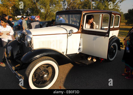 Islamabad, Pakistan. 23. November 2014. Besucher der dritten Islamabad Autoshow in Islamabad, der Hauptstadt von Pakistan, 23. November 2014. Der dritte Islamabad Auto Show 2014 gehaltenen PakWheels angezeigt mehr als 500 exklusive Fahrzeuge, auch Oldtimer, Sportwagen, etc. © Saadia Seher/Xinhua/Alamy Live-Nachrichten Stockfoto