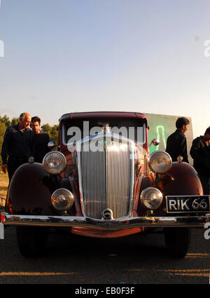 Islamabad, Pakistan. 23. November 2014. Besucher der dritten Islamabad Autoshow in Islamabad, der Hauptstadt von Pakistan, 23. November 2014. Der dritte Islamabad Auto Show 2014 gehaltenen PakWheels angezeigt mehr als 500 exklusive Fahrzeuge, auch Oldtimer, Sportwagen, etc. © Saadia Seher/Xinhua/Alamy Live-Nachrichten Stockfoto