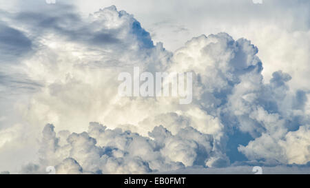 Blick auf dynamische Wolken am blauen Himmel Stockfoto