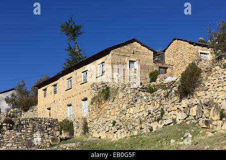 Alten Steinmauern und Adobe Backstein-Haus in der kleinen traditionellen Aymara Dorf von Sampaya am Titicacasee in Bolivien Stockfoto