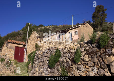 Alten Steinmauern und Adobe Backstein-Haus in der kleinen traditionellen Aymara Dorf von Sampaya am Titicacasee in Bolivien Stockfoto