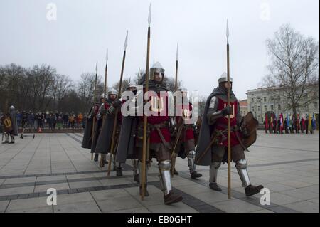 Vilnius, Litauen. 23. November 2014. Soldaten in alten Uniformen an die Feier mit einer Formation in Vilnius, Litauen, am 23. November 2014 teilnehmen. Litauische Streitkräfte und Truppen von einigen NATO-Mitgliedstaaten statt eine Gala mit Bildung am Sonntag zur Feier des Tages der Streitkräfte. Litauens erste Verordnung über die Einrichtung der Streitkräfte wurde genehmigt am 23. November 1918, wurde die Armed Forces Day des baltischen Landes. © Alfredas Pliadis/Xinhua/Alamy Live-Nachrichten Stockfoto