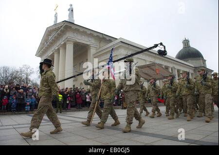 Vilnius, Litauen. 23. November 2014. US-Streitkräfte an die Feier mit einer Formation in Vilnius, Litauen, am 23. November 2014 teilnehmen. Litauische Streitkräfte und Truppen von einigen NATO-Mitgliedstaaten statt eine Gala mit Bildung am Sonntag zur Feier des Tages der Streitkräfte. Litauens erste Verordnung über die Einrichtung der Streitkräfte wurde genehmigt am 23. November 1918, wurde die Armed Forces Day des baltischen Landes. © Alfredas Pliadis/Xinhua/Alamy Live-Nachrichten Stockfoto