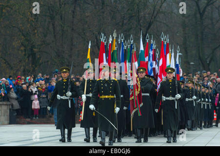 Vilnius, Litauen. 23. November 2014. Ehrenwache tragen die Fahnen der NATO-Mitgliedstaaten auf der Feier in Vilnius, Litauen, am 23. November 2014. Litauische Streitkräfte und Truppen von einigen NATO-Mitgliedstaaten statt eine Gala mit Bildung am Sonntag zur Feier des Tages der Streitkräfte. Litauens erste Verordnung über die Einrichtung der Streitkräfte wurde genehmigt am 23. November 1918, wurde die Armed Forces Day des baltischen Landes. © Alfredas Pliadis/Xinhua/Alamy Live-Nachrichten Stockfoto