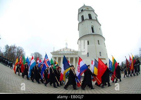 Vilnius, Litauen. 23. November 2014. Ehrenwache tragen die Fahnen der NATO-Mitgliedstaaten auf der Feier in Vilnius, Litauen, am 23. November 2014. Litauische Streitkräfte und Truppen von einigen NATO-Mitgliedstaaten statt eine Gala mit Bildung am Sonntag zur Feier des Tages der Streitkräfte. Litauens erste Verordnung über die Einrichtung der Streitkräfte wurde genehmigt am 23. November 1918, wurde die Armed Forces Day des baltischen Landes. © Alfredas Pliadis/Xinhua/Alamy Live-Nachrichten Stockfoto