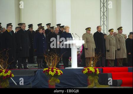 Vilnius, Litauen. 23. November 2014. Litauische Präsident Dalia Grybauskaite (C) richtet sich an die Zielgruppen auf der Feier in Vilnius, Litauen, am 23. November 2014. Litauische Streitkräfte und Truppen von einigen NATO-Mitgliedstaaten statt eine Gala mit Bildung am Sonntag zur Feier des Tages der Streitkräfte. Litauens erste Verordnung über die Einrichtung der Streitkräfte wurde genehmigt am 23. November 1918, wurde die Armed Forces Day des baltischen Landes. © Alfredas Pliadis/Xinhua/Alamy Live-Nachrichten Stockfoto