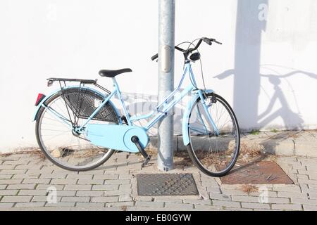 Ein Fahrrad abgestellt auf dem Scheiterhaufen, in italienischen Stadt gebunden. Stockfoto