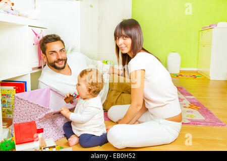 Junge glücklich und moderne Familie in ihrem modernen Haus Stockfoto