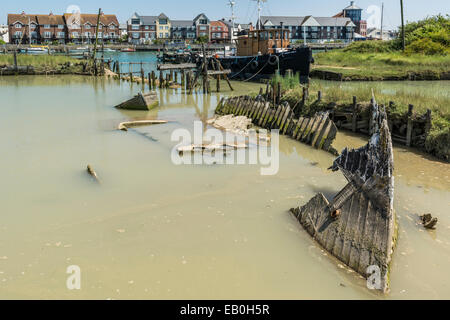 Die versunkenen Wrack eines Bootes auf der Westseite des Flusses Arun - Littlehampton, West Sussex. Stockfoto