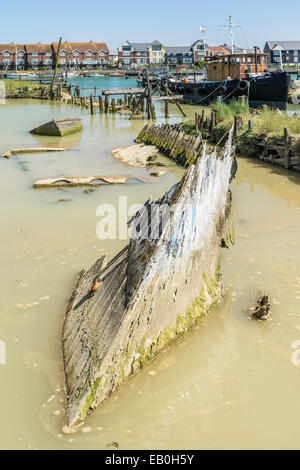 Die versunkenen Wrack eines Bootes auf der Westseite des Flusses Arun - Littlehampton, West Sussex. Stockfoto