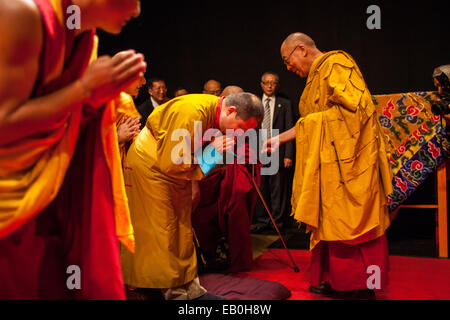 Der Dalai Lama spricht, buddhistische Mönche und für ein öffentliches Publikum im Beacon Theater in New York City. Stockfoto