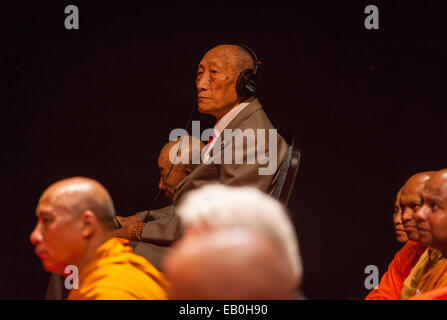 Ein tibetisch-buddhistischer Mönch und Lehrer, Khyongla Rato Rinpochehe hört, wie der Dalai Lama, buddhistische Mönche in New York spricht. Stockfoto