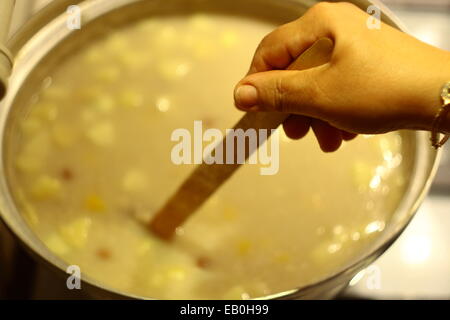 Herstellung traditioneller Noah Pudding Asure am Ofen Stockfoto