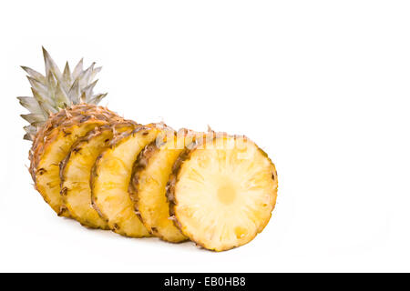 Reife Früchte Ananas mit Scheiben isoliert auf weiss Stockfoto