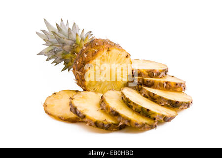 Reife Früchte Ananas mit Scheiben isoliert auf weiss Stockfoto