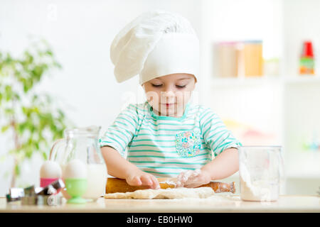 kleine Bäcker Kind Mädchen in Koch Hut Stockfoto