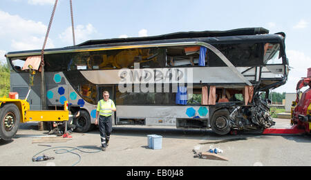 Datei - eine Archiv Bild datiert 19.07.2014 zeigt einen zerstörten Touristenbus mit dem Label des polnischen Reiseunternehmen Sinbad auf der Autobahn A4 in der Nähe von Dresden-Neustadt, Deutschland. Foto: Peter Endig/dpa Stockfoto