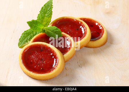 Mini-Törtchen mit roter Marmelade füllen Stockfoto