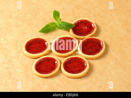 Mini-Törtchen mit roter Marmelade füllen Stockfoto