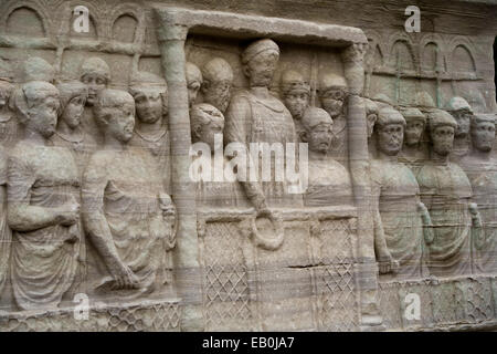 Elegante Relief-Skulpturen schmücken die Basis der 3500 Jahre alte Obelisk des Theodosius, Istanbul, Türkei Stockfoto