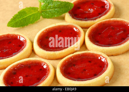 Mini-Törtchen mit roter Marmelade füllen Stockfoto