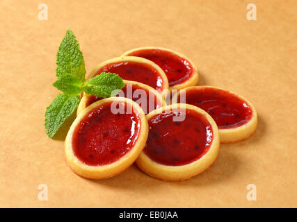 Mini-Törtchen mit roter Marmelade füllen Stockfoto