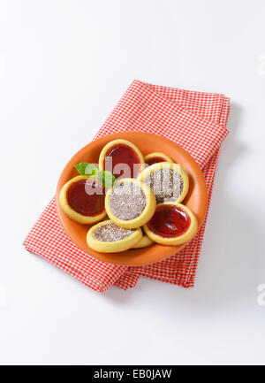 Mini-Kuchen mit Marmelade und Schokolade Kokosnuss füllen Stockfoto