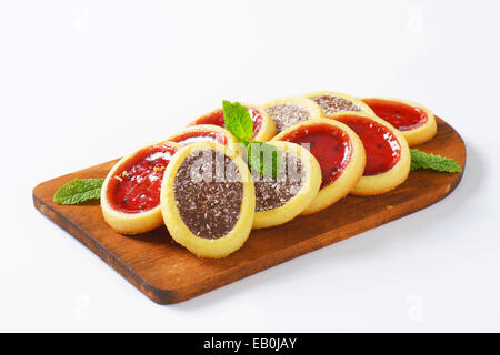 Mini-Kuchen mit Marmelade und Schokolade Kokosnuss füllen Stockfoto