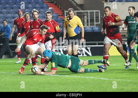 Oxford, UK. 23. November 2014. Aviva Premiership. London Welsh gegen Leicester Tigers. Graham Kitchener erzielt einen Versuch für Leicester Tigers Credit: Action Plus Sport/Alamy Live News Stockfoto