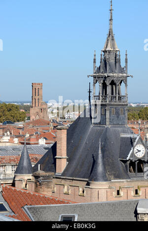 Blick über die Dächer und der c 19 Höhepunkt der mittelalterlichen Turm Dungeon oder Stadt, in der Nähe der Place du Capitole Toulouse Frankreich Halten Stockfoto