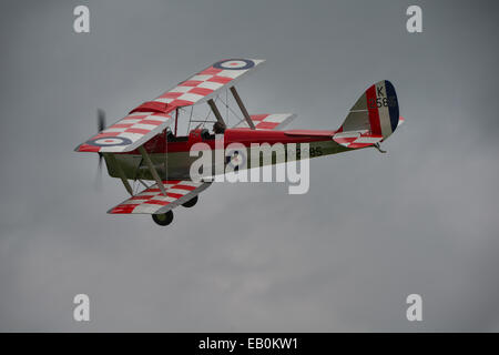 Biggleswade, UK - 29. Juni 2014: ein Vintage DH82a Tiger Moth Doppeldecker im Flug auf der Luftfahrtmesse Shuttleworth Collection. Stockfoto