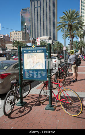 Zyklen und Radfahrer im Stadtzentrum an der Canal Street New Orleans USA Stockfoto