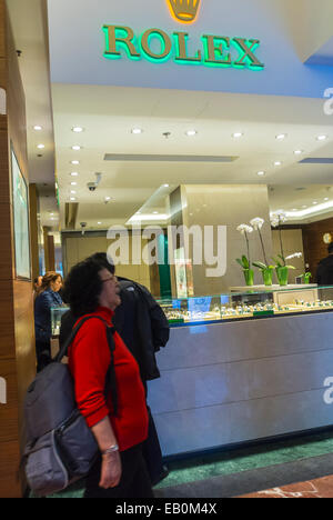 Paris, Frankreich, chinesische Touristen Einkaufen in teuren Schmuckmarken Kaufen Sie Rolex Uhren, im französischen Kaufhaus, in den Galerien Lafayettes, Stockfoto