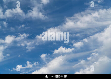 Ckoudy Himmel an einem sonnigen Tag Stockfoto