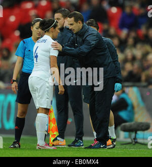 London, UK. 23. November 2014. England Frauen Manager Mark Sampson spricht mit Fara Williams aus England Frauen während der 1. Hälfte.-Womens International Fußball - England Vs Deutschland - Wembley Stadium - London, England - 23rdNovember 2014 - Bild Robin Parker/Sportimage. Bildnachweis: Csm/Alamy Live-Nachrichten Stockfoto