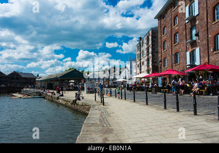 Familien, die Herumlungern Exeter Kai Devon UK Stockfoto