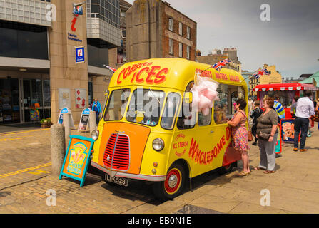 Ein Vintage Icecream van auf der Barbican Plymouth Devon Stockfoto