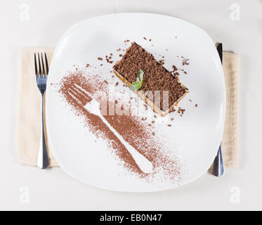 Draufsicht auf einen Teil der frisch gebackenen Kuchen garniert mit geriebener Schokolade und zieren neben den Umriss einer Gabel Stockfoto