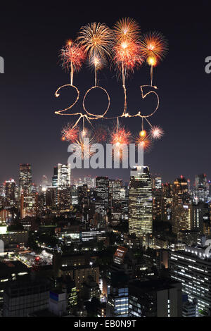 2015 feiert Silvester Feuerwerk über Tokio Stadtbild bei Nacht, Japan Stockfoto