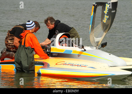 Anpassungen der Motor am Boot Hydroplane S242 Katalysator. 2014 APBA, American Power Boat Association, Test und Tune-Tag am Stockfoto
