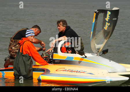 Anpassungen der Motor am Boot Hydroplane S242 Katalysator. 2014 APBA, American Power Boat Association, Test und Tune-Tag am Stockfoto