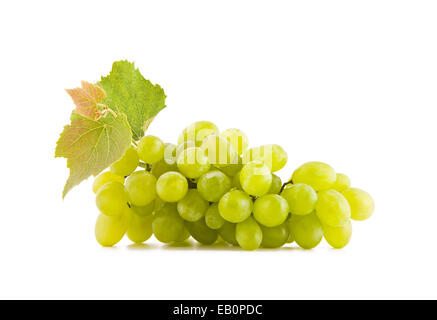 Frische Trauben Früchte mit grünen Blättern, die isoliert auf weiss Stockfoto