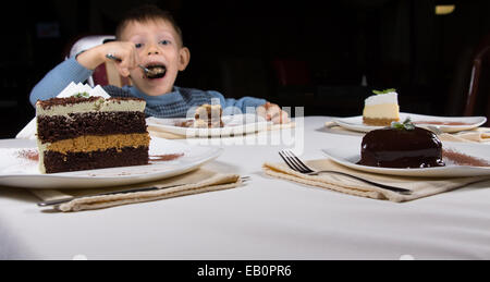 Auswahl an Schokolade Kuchen zum Nachtisch mit zwei Scheiben, eine vielfältige geschichteten mit Sahne und andererseits reichen Kakao glasiert ic Stockfoto