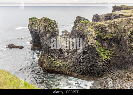 West Island Cliff mit einem Loch an der Küste zwischen Arnarstapi und Hellnar auf der Halbinsel Snaefellsnes Stockfoto