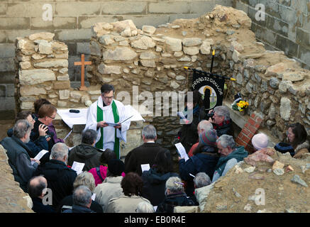 Perranporth, Cornwall, UK, 23. November 2014, der erste Service seit über 30 Jahren fand heute im 6. Jahrhundert St.Pirans Oratorium am Penhale Sandstrand in der Nähe von Perranporth, Cornwall, UK. Stockfoto