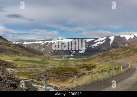 Westisland Westfjorde, Flókalundur, Straße und Landschaft auf dem Weg nach Látrabjarg Stockfoto