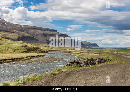 Westisland Westfjorde, Flókalundur, Straße und Landschaft auf dem Weg nach Látrabjarg Stockfoto