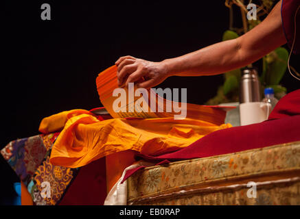 Der Dalai Lama spricht, buddhistische Mönche und für ein öffentliches Publikum im Beacon Theater in New York City. Stockfoto